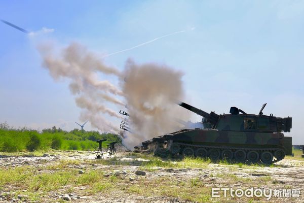 ▲▼十軍團一名下士右檢修自走炮時慘遭斷指，右食指壞死無法接回。（圖／軍方提供，下同）