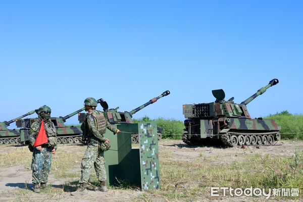 ▲▼十軍團一名下士右檢修自走炮時慘遭斷指，右食指壞死無法接回。（圖／軍方提供，下同）