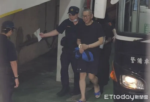 ▲▼涉犯京華城案仍在押的台灣民眾黨前主席柯文哲，今（2日）被押解到台北地院出庭，面帶笑容。（圖／記者黃哲民攝）