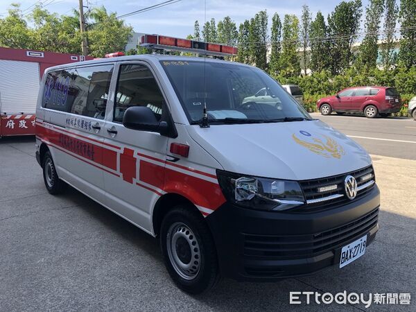 ▲台南某國中驚傳女學生墜樓意外，消防局救護車到場將傷者送醫。（示意圖／記者林東良翻攝）
