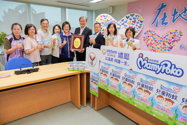 ▲嬌聯、南六企業捐2萬包防蚊濕巾。（圖／新北市社會局提供）