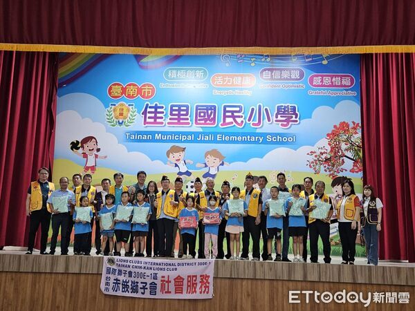 ▲台南赤嵌獅子會捐贈文具用品及球鞋給七股、將軍、北門3區18所國小172名風災學生。（圖／記者林東良翻攝）