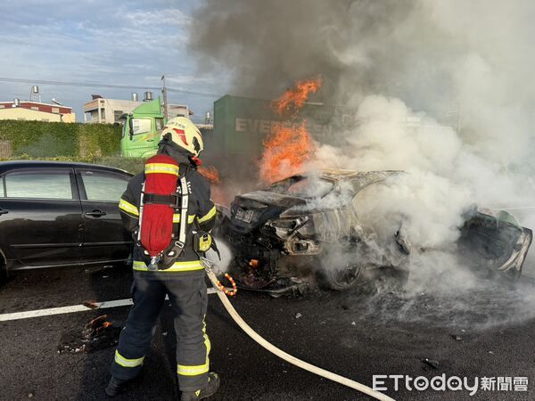 ▲▼18歲男「偷開家人賓士」國道離奇追撞　受困車內燒成焦屍。（圖／記者唐詠絮翻攝）