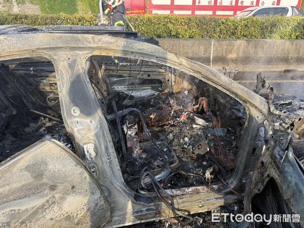 ▲▼18歲男「偷開家人賓士」國道離奇追撞　受困車內燒成焦屍。（圖／記者唐詠絮翻攝）