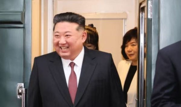 ▲▼  金正恩抵北京、背後是女兒露出一點點臉           。（圖／翻攝 新華社）