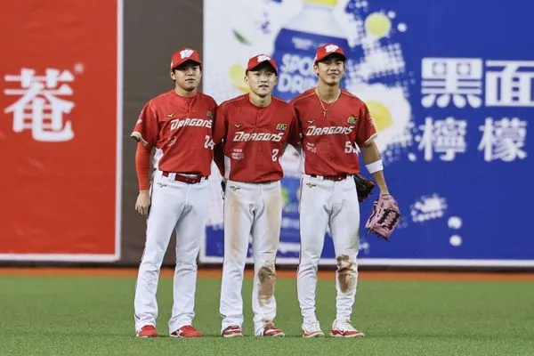 ▲▼味全龍外野三將。（圖／味全龍提供）