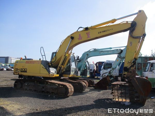 ▲台南地檢署囑託扣押重機具拍賣，SUMITOMO SH200挖土機最終以95萬1千元拍定。（圖／記者林東良翻攝，下同）