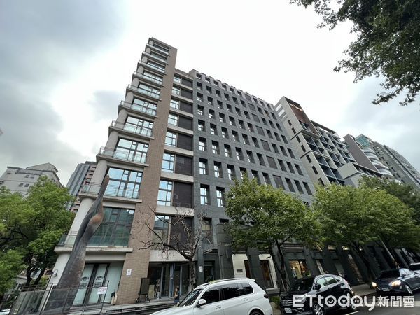 ▲▼          圓山窗外,商業宅   。（圖／記者項瀚攝）