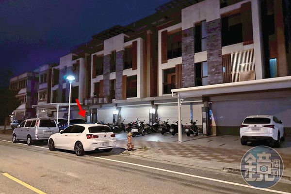 張妻到台積電竹南廠附近的日租套房查看，果然發現丈夫的車（箭頭處）。（讀者提供）