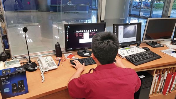 各縣市的消防局報案系統多由三商電腦得標、維護，駭客入侵高雄市消防系統後，如法炮製破解其他縣市的系統助殯葬業牟利。示意畫面。（翻攝高雄市消防局網站）