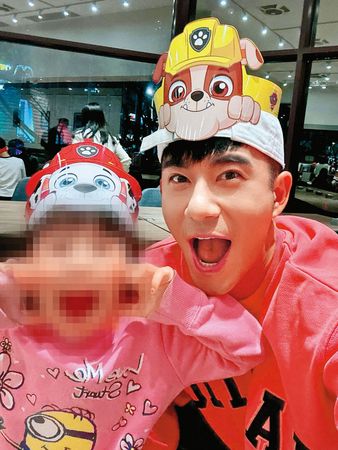 紀言愷當爸後成為曬女狂魔，父女倆感情深厚。	（翻攝自紀言愷臉書）