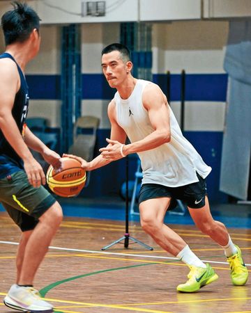 紀言愷（右）熱愛打籃球，今年還驚喜出賽世壯運籃球賽。	（翻攝自紀言愷臉書）