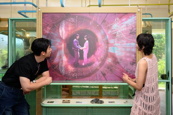 ▲許光漢與袁澧林參觀《他年她日：昂坪360的時光約定》電影展覽。（圖／甲上提供）