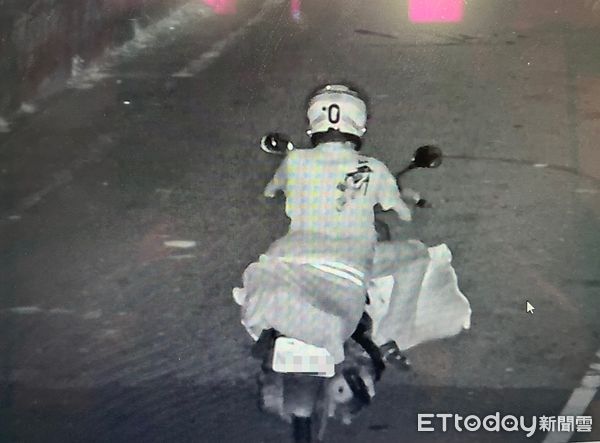 ▲苗栗市經國路4段路燈電線遭竊數百公尺，影響交通安全，警方逮捕2名慣竊、起獲76公斤電線。（圖／記者楊永盛翻攝）