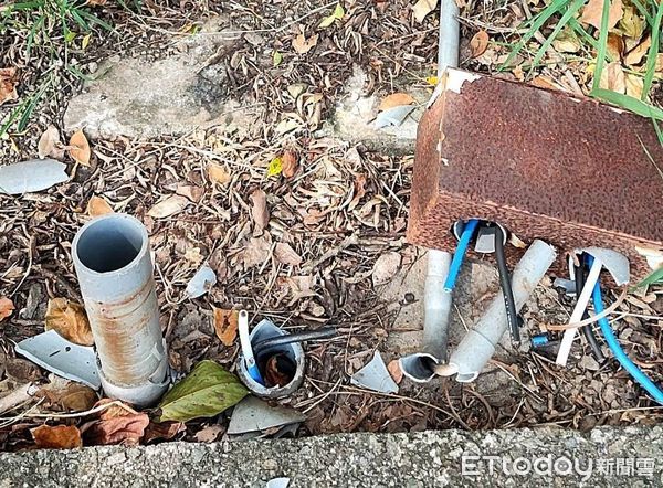▲苗栗市經國路4段路燈電線遭竊數百公尺，影響交通安全，警方逮捕2名慣竊、起獲76公斤電線。（圖／記者楊永盛翻攝）
