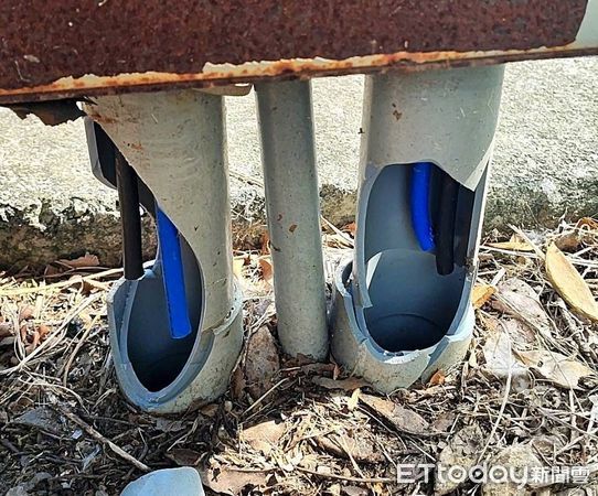 ▲苗栗市經國路4段路燈電線遭竊數百公尺，影響交通安全，警方逮捕2名慣竊、起獲76公斤電線。（圖／記者楊永盛翻攝）
