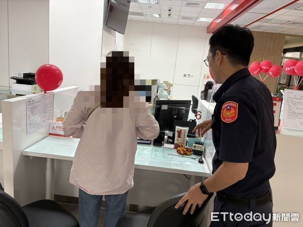 ▲東港警方即時阻止楊女匯款。（圖／記者陳崑福翻攝）