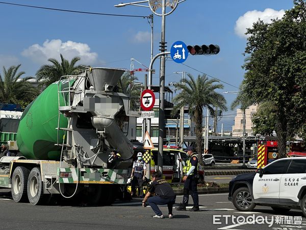 ▲高雄水泥車撞機車，騎士當場慘死。（圖／記者賴文萱翻攝）