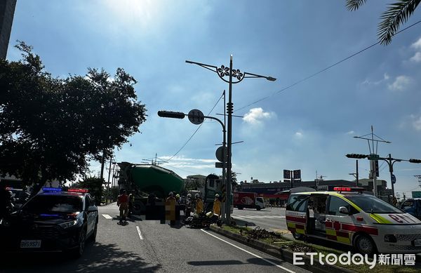 ▲高雄水泥車撞機車，騎士當場慘死。（圖／記者賴文萱翻攝）