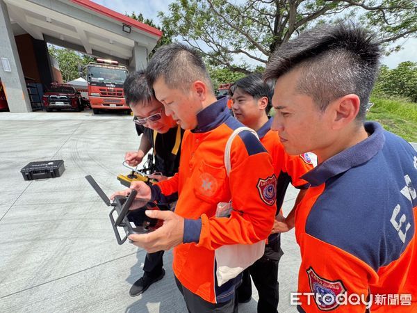 ▲台南市消防局進行無人機與水砲救災機器人協同訓練，提升救災精準度與安全性。（記者林東良翻攝，下同）