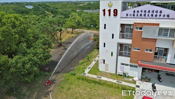 ▲台南市消防局進行無人機與水砲救災機器人協同訓練，提升救災精準度與安全性。（記者林東良翻攝，下同）