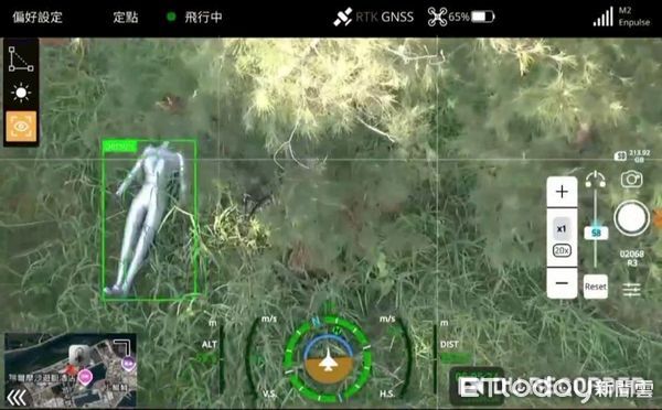 ▲台南市消防局進行無人機與水砲救災機器人協同訓練，提升救災精準度與安全性。（記者林東良翻攝，下同）