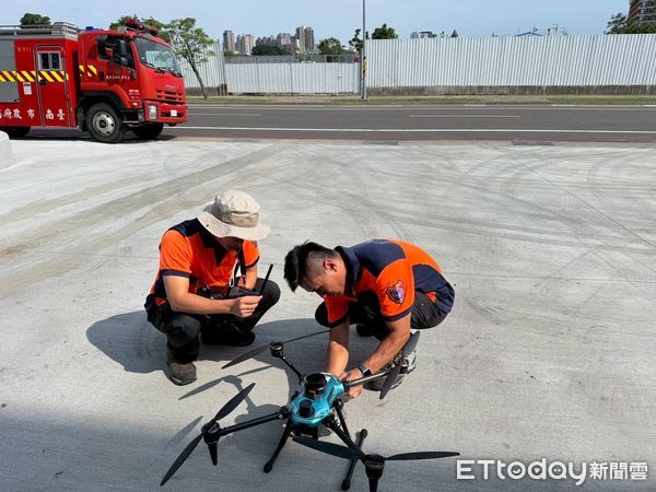 ▲台南市消防局進行無人機與水砲救災機器人協同訓練，提升救災精準度與安全性。（記者林東良翻攝，下同）