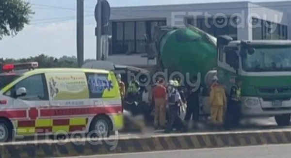 ▲高雄水泥車撞機車，騎士當場慘死。（圖／記者吳奕靖翻攝）
