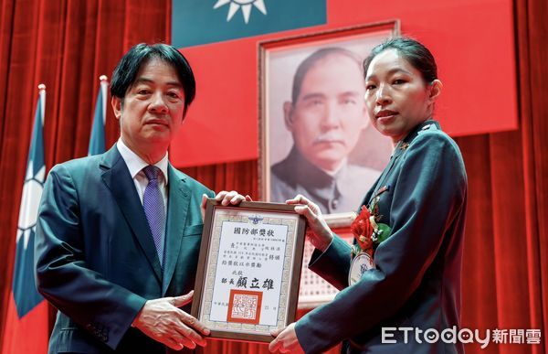 ▲中華醫事科技大學施秝淇教官榮獲「全民國防教育傑出貢獻獎」個人獎，由總統賴清德親自頒獎表揚。（記者林東良翻攝，下同）