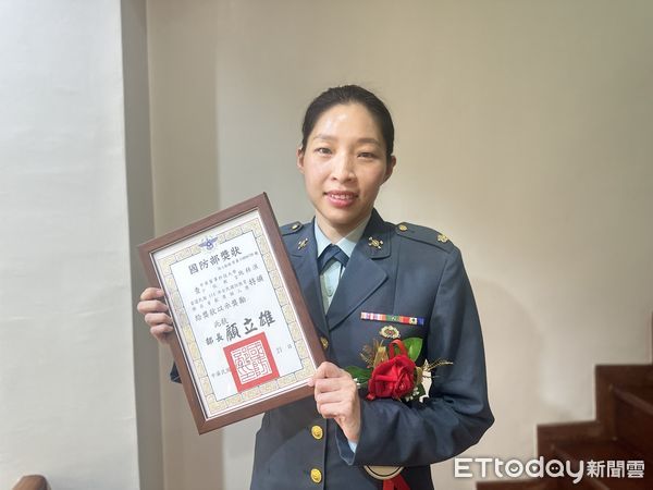 ▲中華醫事科技大學施秝淇教官榮獲「全民國防教育傑出貢獻獎」個人獎，由總統賴清德親自頒獎表揚。（記者林東良翻攝，下同）