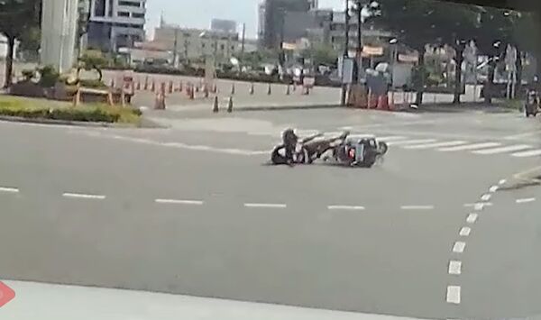 ▲台南市北區海安路口汽車右轉未注意車流，與直行機車發生擦撞事故。（圖／翻攝WoWtchout - 地圖型行車影像分享平台，下同）