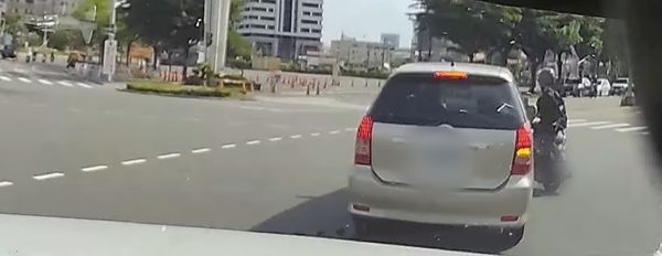 ▲台南市北區海安路口汽車右轉未注意車流，與直行機車發生擦撞事故。（圖／翻攝WoWtchout - 地圖型行車影像分享平台，下同）