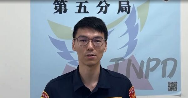 ▲台南市北區海安路口汽車右轉未注意車流，與直行機車發生擦撞事故。（圖／翻攝WoWtchout - 地圖型行車影像分享平台，下同）