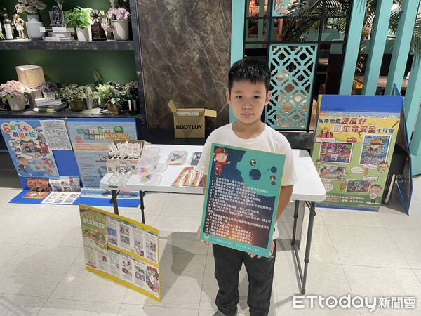 ▲台南市消防局仁德分隊進駐家樂福，向民眾宣導防範電氣火災的重要性。（記者林東良翻攝，下同）