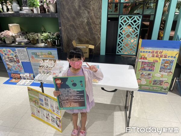 ▲台南市消防局仁德分隊進駐家樂福，向民眾宣導防範電氣火災的重要性。（記者林東良翻攝，下同）