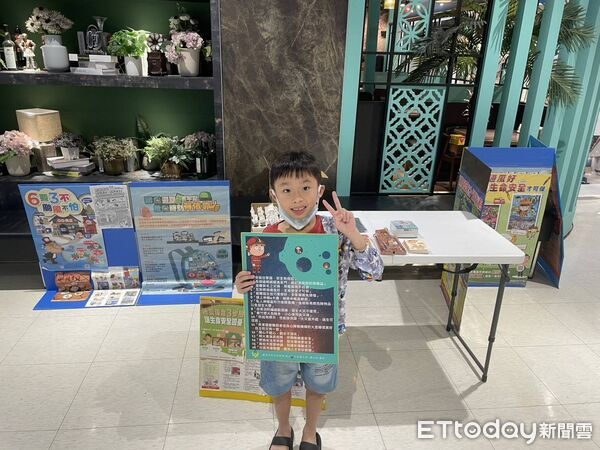 ▲台南市消防局仁德分隊進駐家樂福，向民眾宣導防範電氣火災的重要性。（記者林東良翻攝，下同）