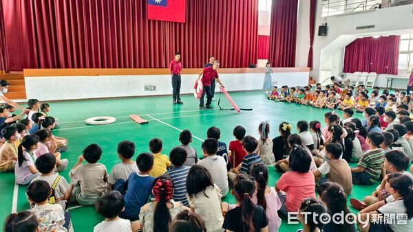▲南消攜手省躬國小，學童實際演練抗震保命三步驟，培養正確防災觀念。（記者林東良翻攝，下同）