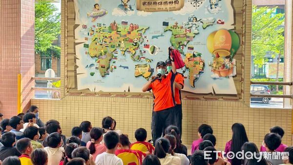 ▲南消攜手省躬國小，學童實際演練抗震保命三步驟，培養正確防災觀念。（記者林東良翻攝，下同）