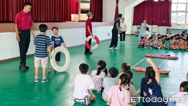▲南消攜手省躬國小，學童實際演練抗震保命三步驟，培養正確防災觀念。（記者林東良翻攝，下同）