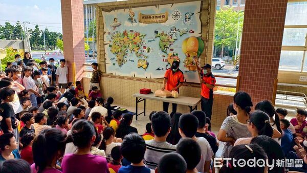 ▲南消攜手省躬國小，學童實際演練抗震保命三步驟，培養正確防災觀念。（記者林東良翻攝，下同）