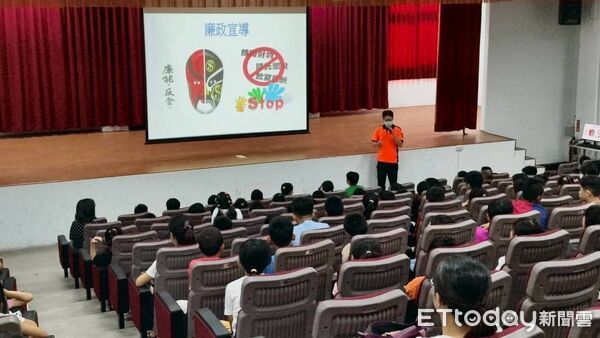 ▲南消攜手省躬國小，學童實際演練抗震保命三步驟，培養正確防災觀念。（記者林東良翻攝，下同）