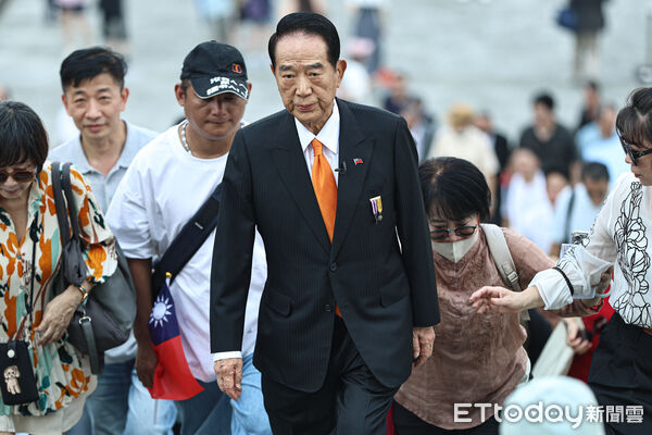 ▲親民黨主席宋楚瑜出席抗戰勝利紀念活動並向先總統蔣公及國軍致敬。（圖／記者林敬旻攝）