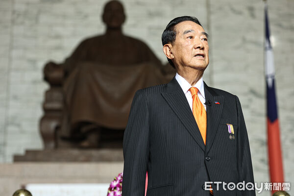 ▲親民黨主席宋楚瑜出席抗戰勝利紀念活動並向先總統蔣公及國軍致敬。（圖／記者林敬旻攝）