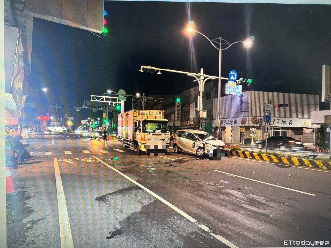 枋寮自小客迴轉貨車高速猛撞　車頭瞬間炸裂…驚險畫面曝