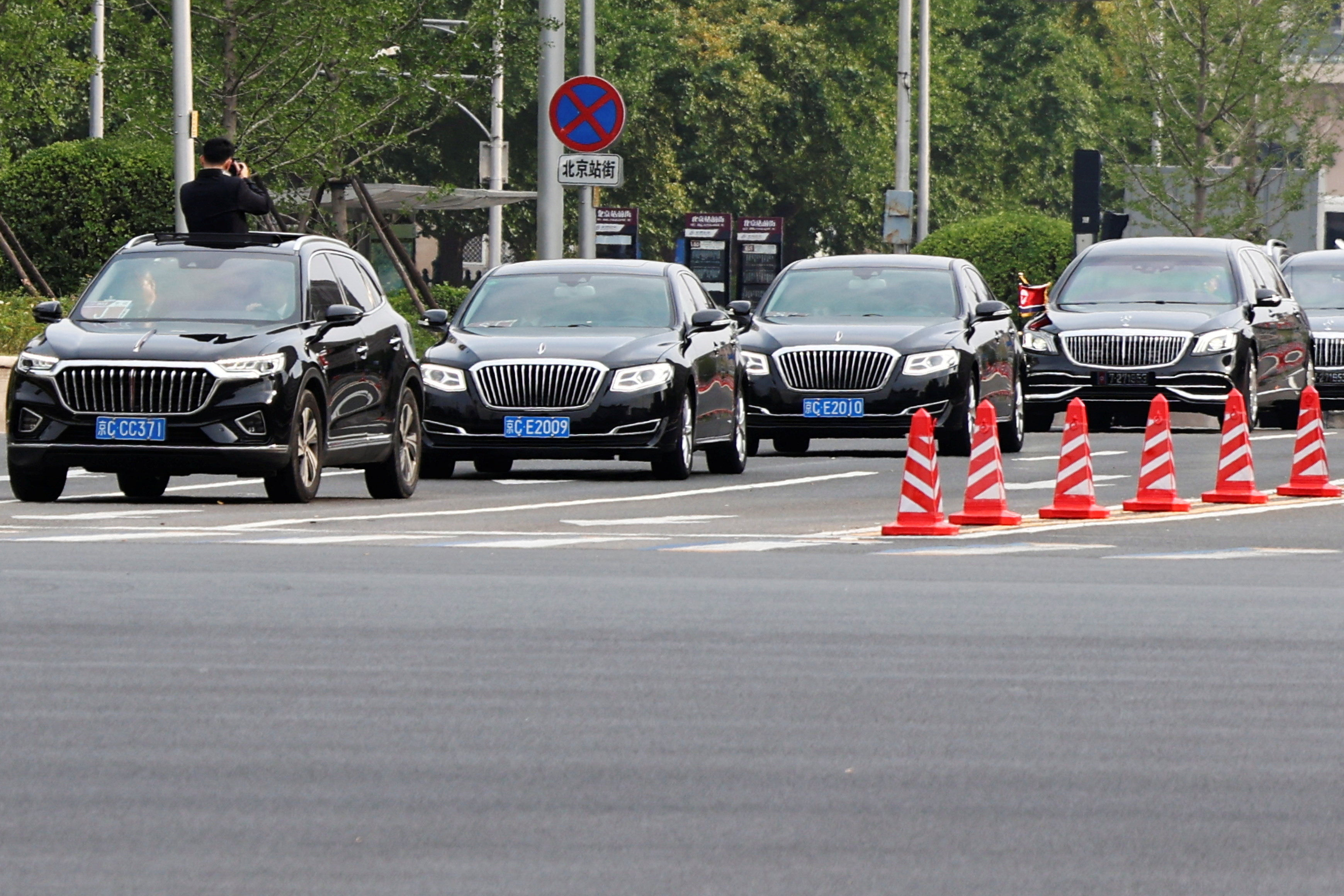 ▲▼金正恩2日搭乘的專用轎車行經北京市區。（圖／路透）