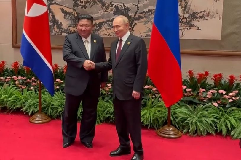 ▲▼ 金正恩與普丁會談前握手。（圖／翻攝自克里姆林宮）