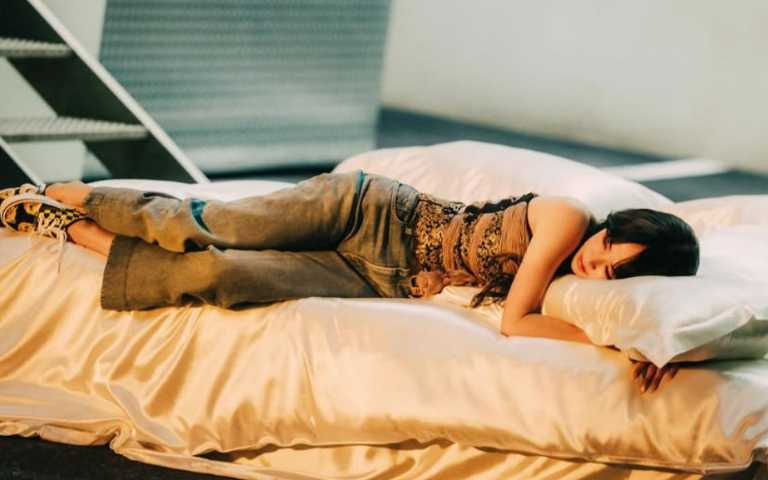 學蔡依林九點半睡起床超漂亮！早睡的5個驚人好處＋網友超推ANOTHER LAND、THREE、Aesop助眠香氛