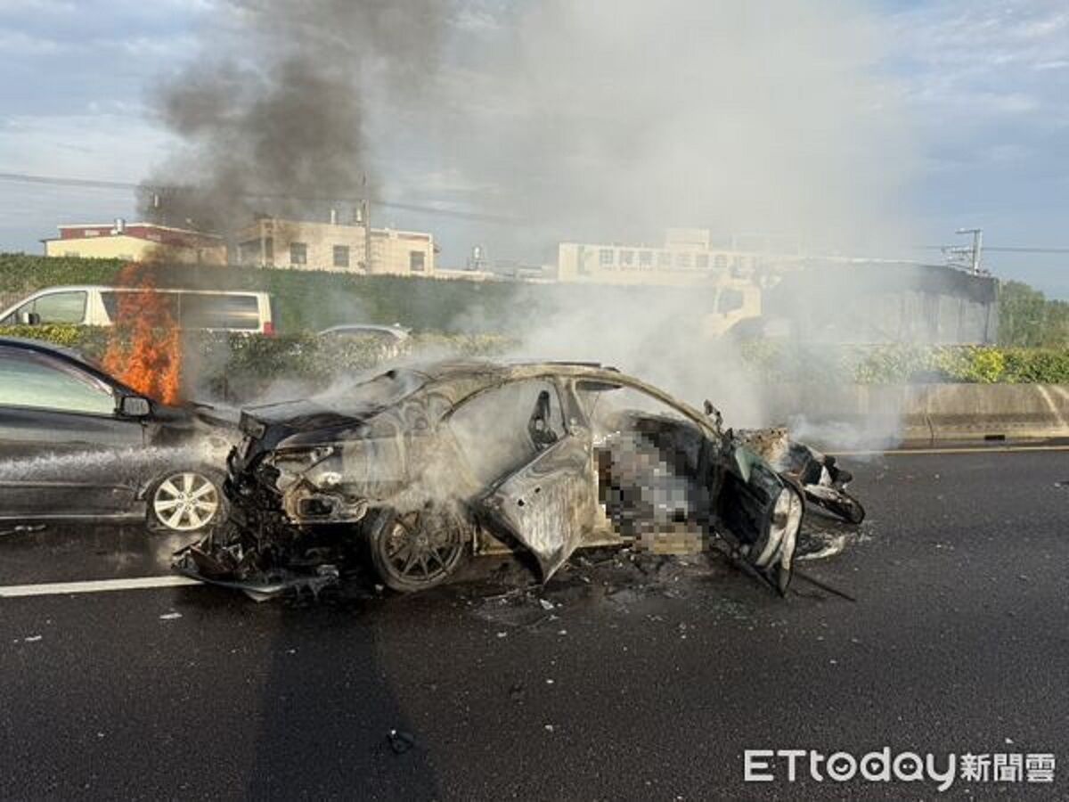 ▲▼18歲男「偷開家人賓士」國道離奇追撞 受困車內燒成焦屍。(圖/記者唐詠絮翻攝)