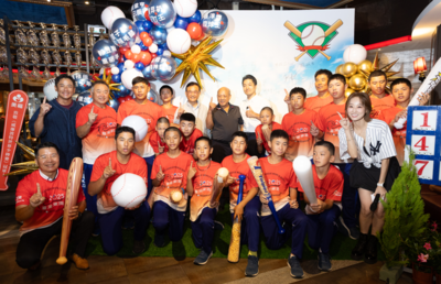 世界冠軍歸國!蔣萬安請東園少棒大啖牛排 加碼要辦凱旋遊行