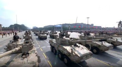 奪島行動以快制勝　三型輪式兩棲戰車集中登場閱兵式